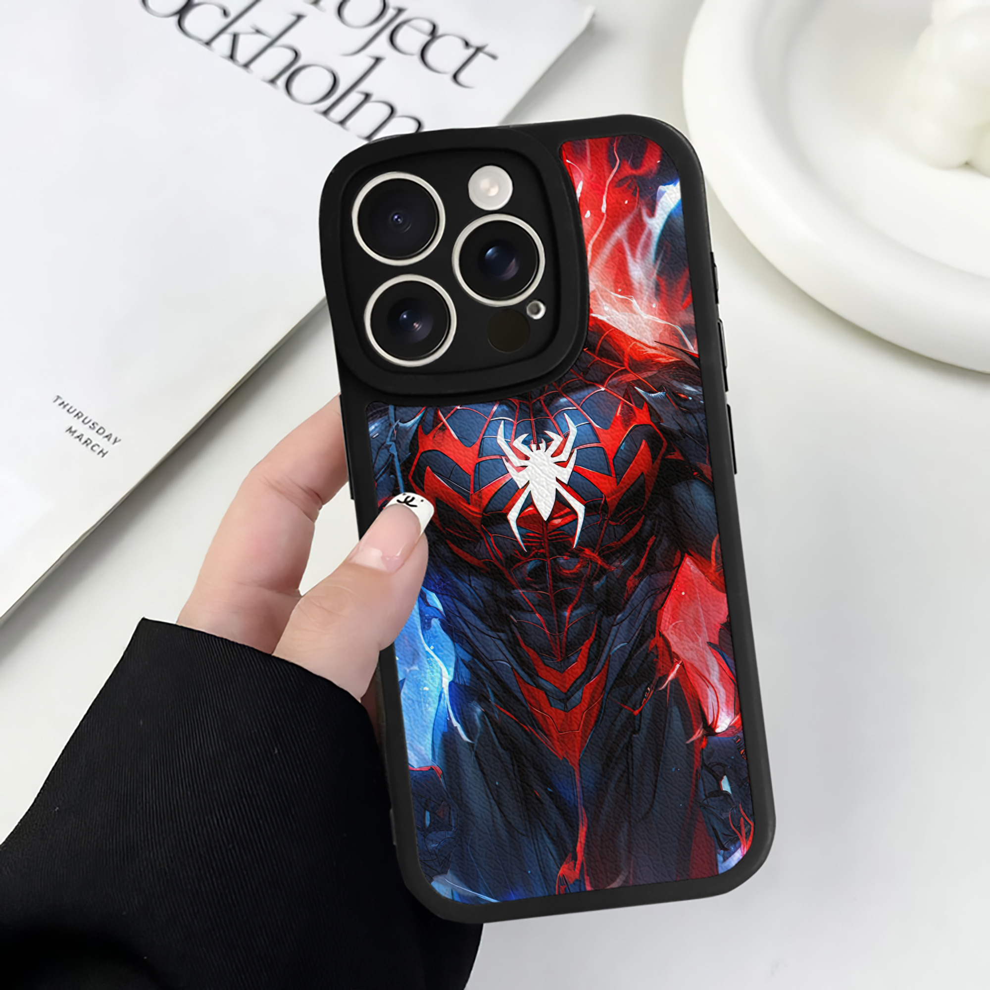 Spider Man スパイダーマン 【iPhone 16シリーズ対応】シリコンスマホケース（レザー調） 材質：シリコン